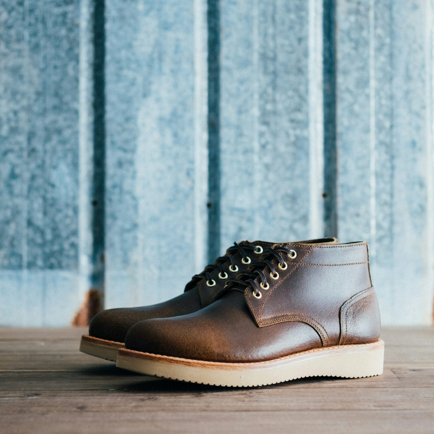 Cinnamon Waxed Flesh Trench Chukka - Detail Image One